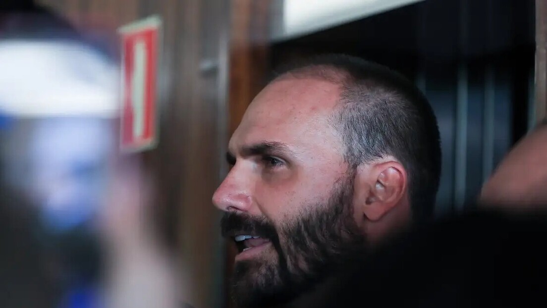 Eduardo Bolsonaro chama Hugo Motta de 'bonequinha do Moraes' após risco de cassação