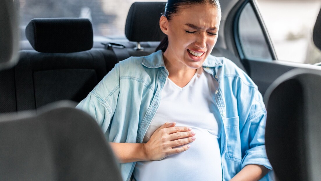 Mulher dá à luz sozinha a bordo de um táxi sem motorista