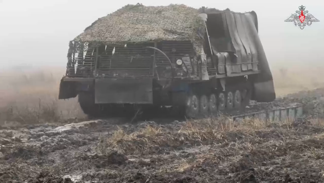 VÍDEO: Tropas russas treinam operação de blindados em terrenos complexos