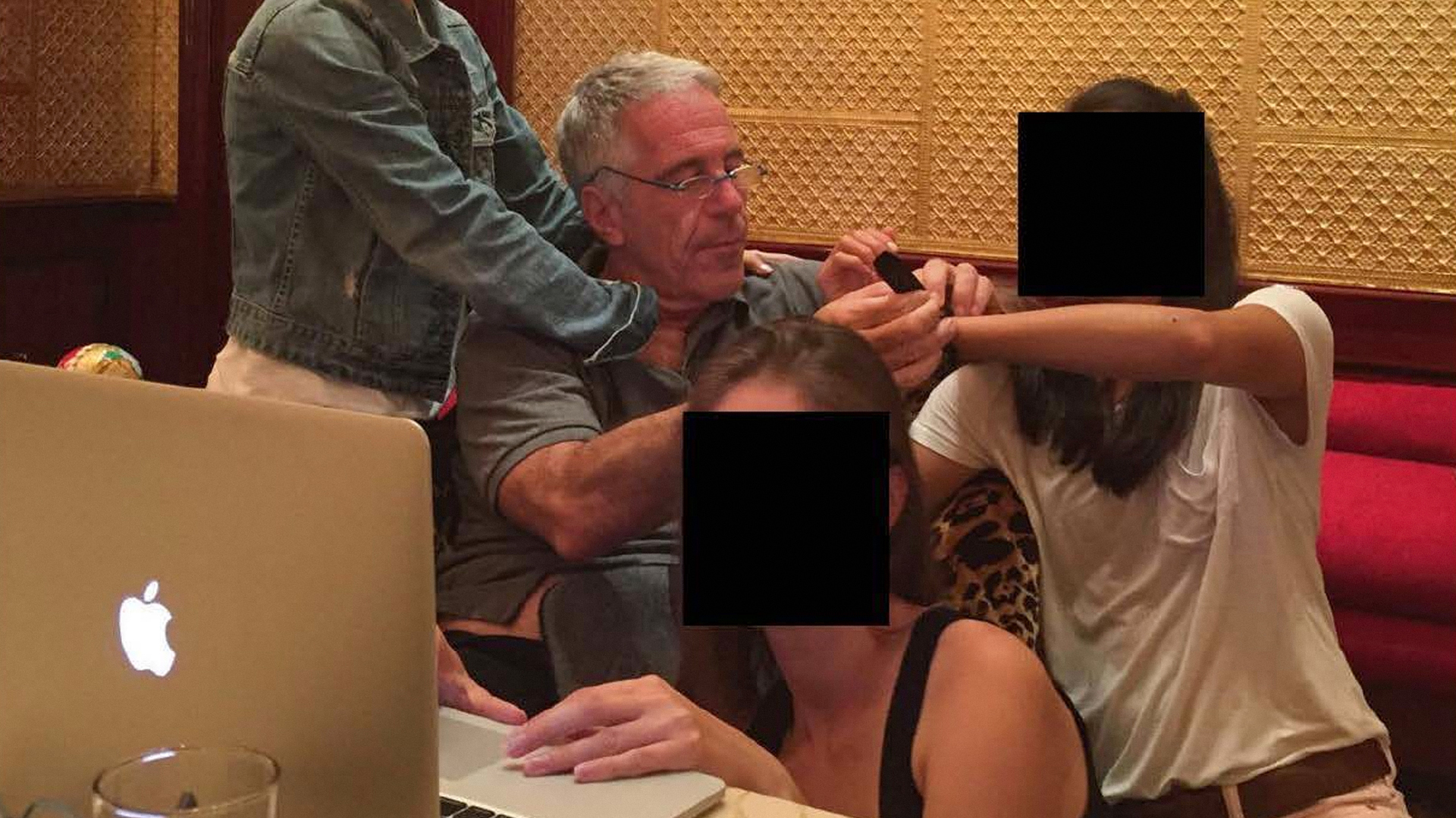 Bill Gates aparece com meninas desconhecidas em novas fotos publicadas do caso Epstein