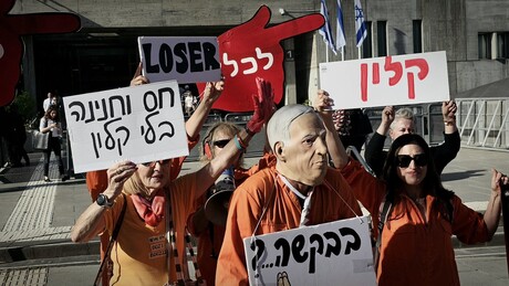 Manifestantes israelenses voltam a ocupar as ruas contra perdão presidencial a Netanyahu