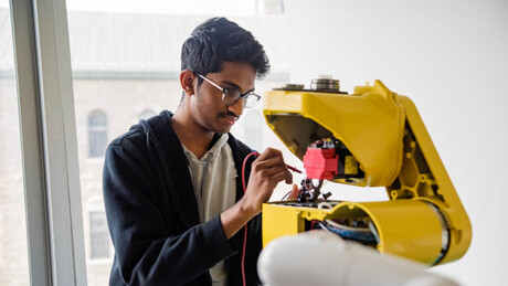 Estudante coloca alto-falante com ChatGPT dentro de manequim e o apresenta como professor-robô - VÍDEO