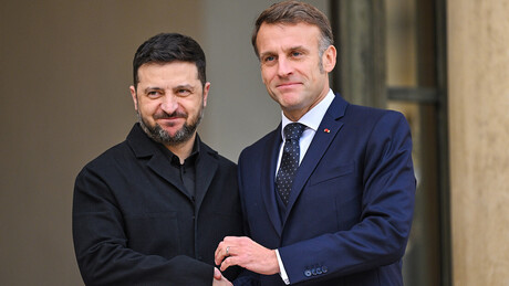 VÍDEO: Zelensky aparece com semblante 'perdido' em reunião com Macron