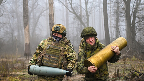 Militares russos relatam como nevoeiro e chuva estão ajudando o exército russo a avançar em Donbass