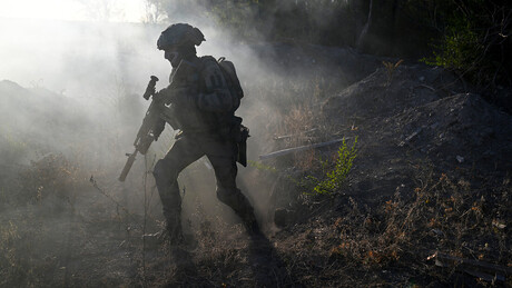 Soldado russo ferido carrega mulher cadeirante por 30 quilômetros