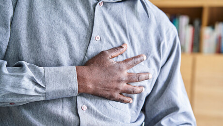 Pai sofre infarto e morre após receber notícia da morte do filho esfaqueado