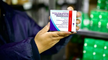 Governo do Brasil inicia distribuição de vacina contra vírus sincicial respiratório