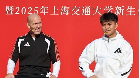 Zidane brinca de 'altinha' na China-  VÍDEO