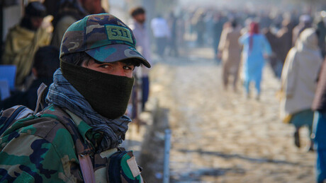 Menino afegão de 13 anos executa assassino de sua família diante de 80 mil pessoas