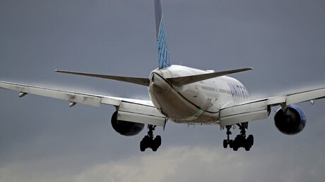 Boeing 777 que deu sinal de emergência sobre Moscou pousa com sucesso