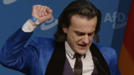 Partido alemão expulsa membro por imitar Hitler