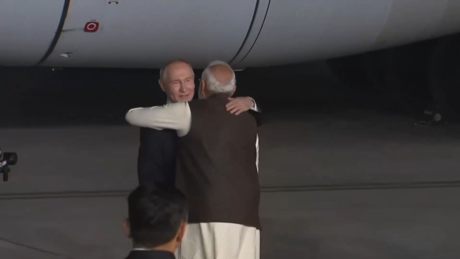 Abraço fraternal: Modi recebe Putin no início de sua visita de Estado