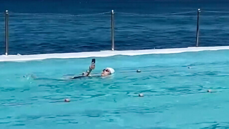 Mulher não larga o celular nem na hora de nadar - VÍDEO