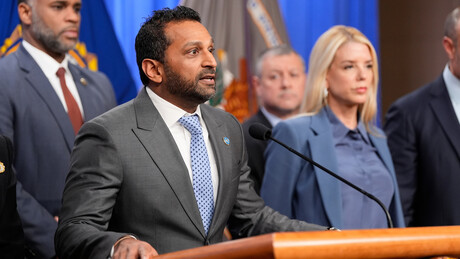 Diretor do FBI critica governo Biden por 'sentar' em investigação sobre bomba no Capitólio em 2021