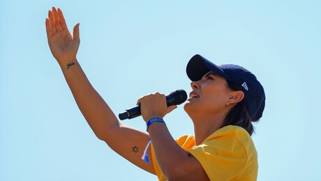 Michelle apoia candidatura de Flávio Bolsonaro à Presidência: 'Que Deus te abençoe'