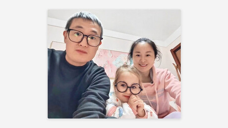 Pais chineses descobrem por que filha é loira e de olhos azuis