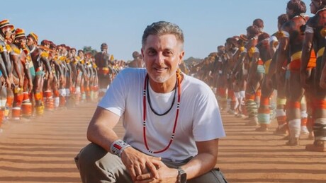 Internautas criticam Luciano Huck após polêmica em aldeia indígena: 'arrogância, soberba e racismo'