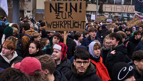 Jovens protestam em mais de 90 cidades da Alemanha contra nova lei de serviço militar - VÍDEO