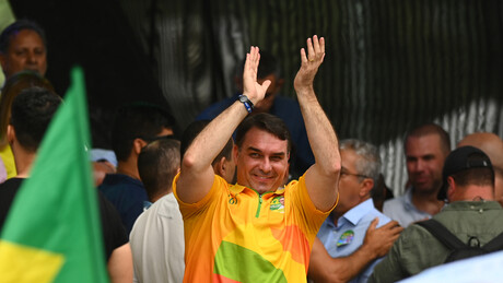 Flávio Bolsonaro agradece apoio de Javier Milei