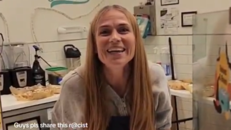 'Eu sou racista': funcionária é demitida de famosa rede americana por insultar clientes - VÍDEO