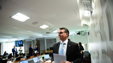 Flávio Bolsonaro diz que não voltará atrás e mantém pré-candidatura para 2026