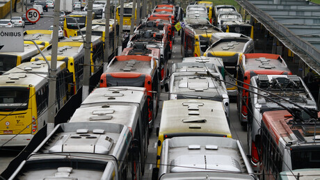 Greve de ônibus provoca filas, trânsito recorde e encarece corridas por app em SP
