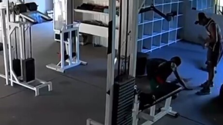 IMAGENS FORTES: professor de kickboxing fica inconsciente após ser atacado em academia