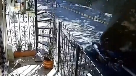 Salvo por milagre: pedra gigantesca quase esmaga dois motociclistas - VÍDEO