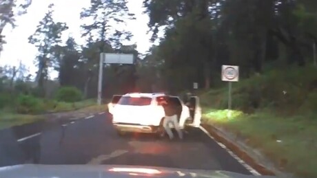 Perigo na pista: câmera registra momento aterrador de tentativa de assalto à luz do dia - VÍDEO