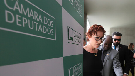 Saiba mais sobre votação na Câmara que salvou Carla Zambelli da cassação de mandato