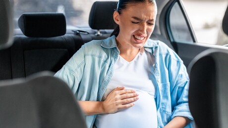 Mulher dá à luz sozinha a bordo de um táxi sem motorista