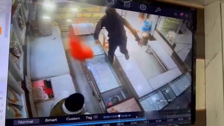 IMAGENS FORTES: criminoso que matou joalheiro é detido e linchado por populares na Índia