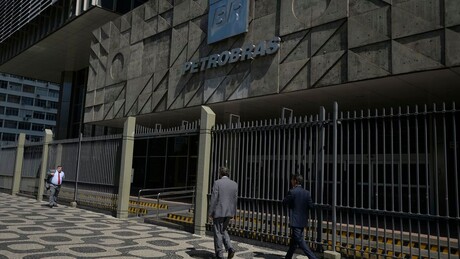 Acionistas, metade deles estrangeiros, embolsam R$ 12 bilhões em juros e dividendos da Petrobras