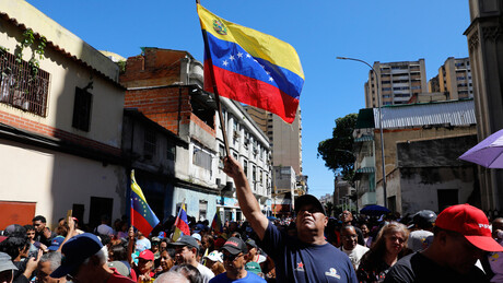 Milhares de venezuelanos saem às ruas em todo o país em protesto contra roubo de petróleo pelos EUA