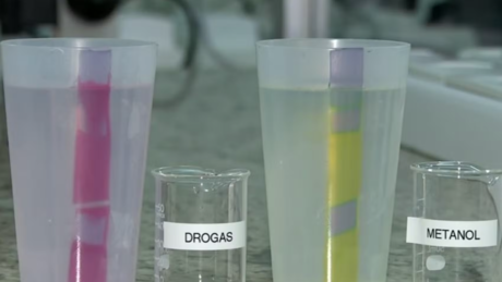 Estudante brasileira cria copo que identifica drogas e metanol em bebidas em apenas 15 segundos