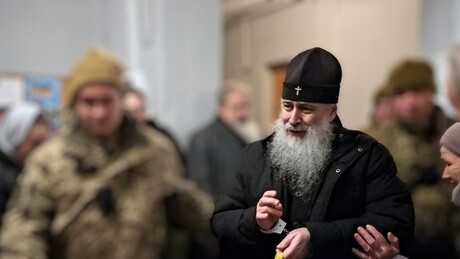 VÍDEO: agentes ucranianos algemam padre ortodoxo idoso e doente