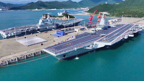 FOTO: mais novo porta-aviões da China cruza o estreito de Taiwan