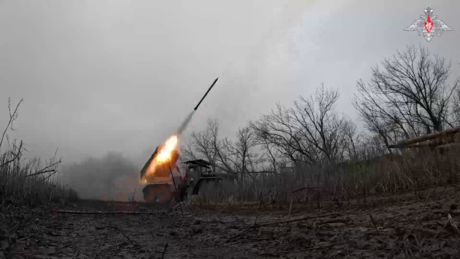 Lançadores de foguetes russos elimina posições ucranianas no Donbass e em Zaporozhie