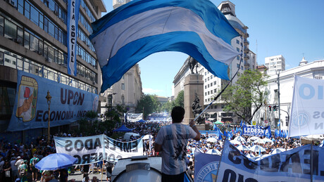 RT entra no coração do protesto massivo contra a reforma trabalhista de Milei