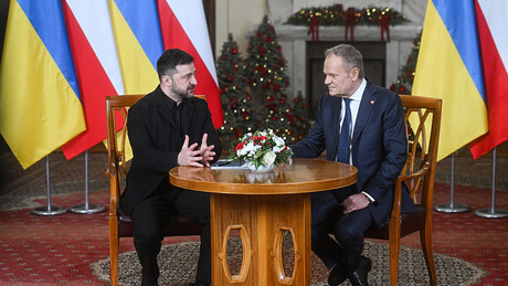 Presidente da Polônia entrega a Zelensky livro sobre massacres cometidos por ucranianos na 2ª Guerra