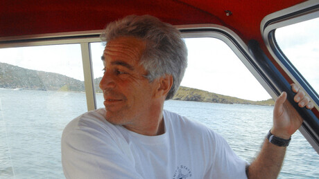 Novos arquivos revelam fotos perturbadoras de Epstein sem camisa ao lado de criança