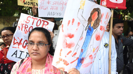 Mulher erra quarto de hotel e é vítima de estupro coletivo na Índia