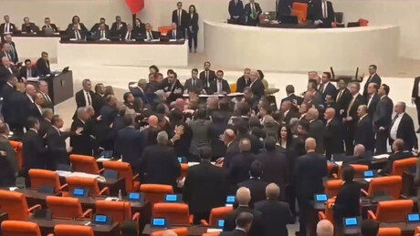 VÍDEO: empurrões e socos no parlamento turco durante votação