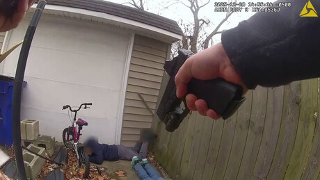 VÍDEO: policial aponta arma para crianças que roubaram carro inspiradas em vídeos do YouTube