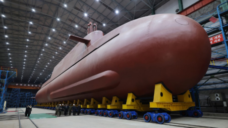 FOTOS: Pyongyang testa míssil e Kim Jong-un exibe submarino nuclear em construção