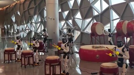 VÍDEO: robôs ditam o ritmo em um espetáculo de tambores na China