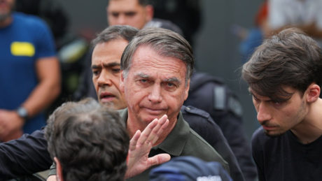 Cirurgia de Bolsonaro é concluída com sucesso