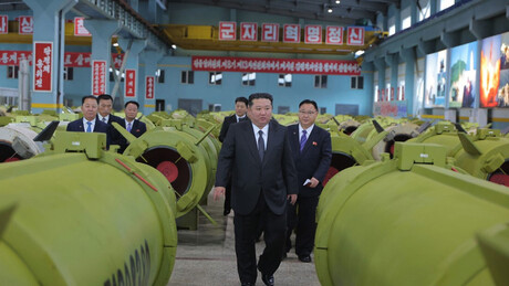 FOTOS: Kim Jong-un visita fábricas de mísseis e ordena expansão da produção
