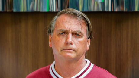 Bolsonaro deve ficar internado de 5 a 7 dias após cirurgia para correção de hérnia