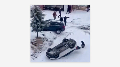 VÍDEO: carro sai do controle e causa acidente surreal em estrada congelada